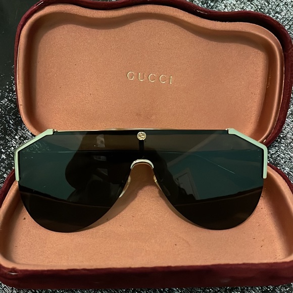 Original Gucci oversized black and gold sunglasses with original case. - Picture 7 of 8